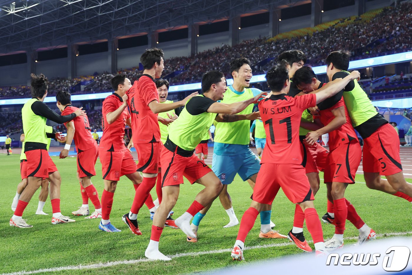 본문 이미지 - 정우영이 4일 오후 중국 항저우 황룽 스포츠센터 스타디움에서 열린 2022 항저우 아시안게임 남자 축구 대한민국과 우즈베키스탄의 4강전에서 첫 골을 넣은 뒤 동료들과 기뻐하고 있다. 2023.10.4/뉴스1 ⓒ News1 민경석 기자