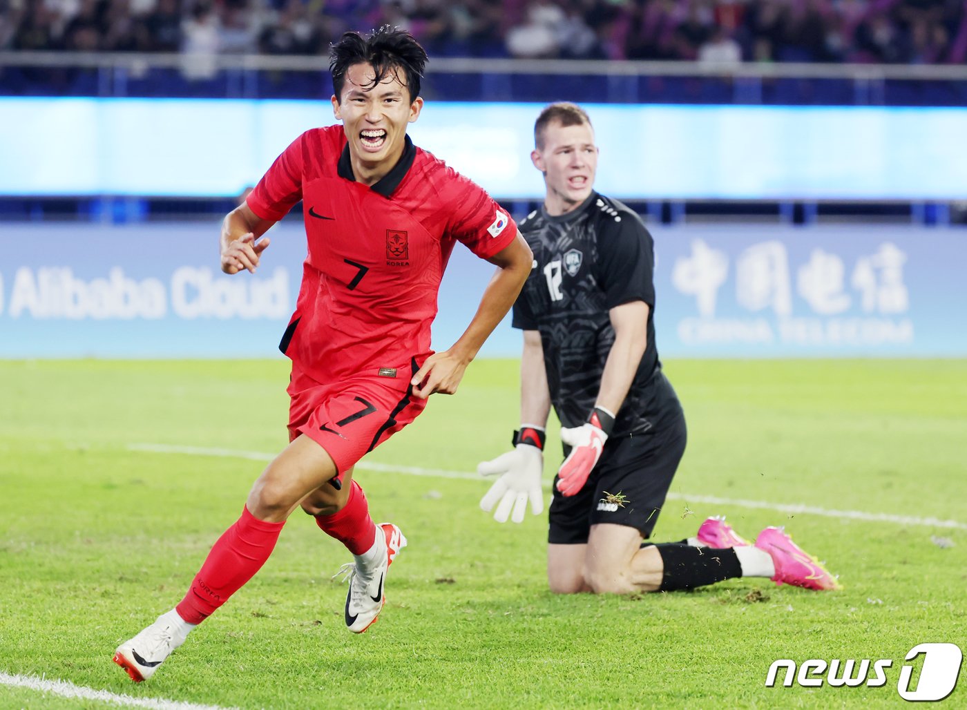 정우영이 4일 오후 중국 항저우 황룽 스포츠센터 스타디움에서 열린 2022 항저우 아시안게임 남자 축구 대한민국과 우즈베키스탄의 4강전에서 두번째 골을 넣은 뒤 기뻐하고 있다. 2023.10.4/뉴스1 ⓒ News1 민경석 기자