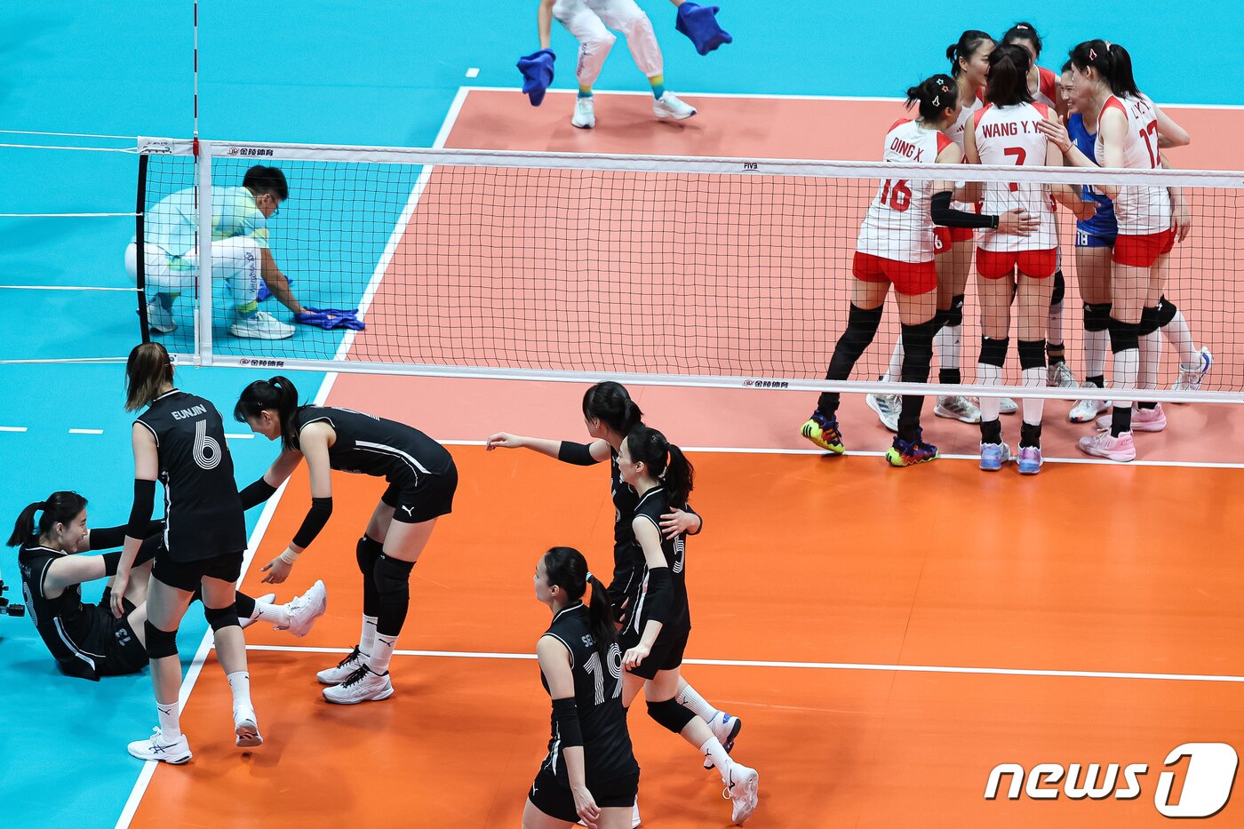 본문 이미지 - 4일 중국 항저우 사범대학 창첸캠퍼스 체육관에서 열린 2022 항저우 아시안게임 여자 배구 8강 라운드 대한민국과 중국의 경기에서 선수들이 공격에 실패한 박정아를 일으키고 있다. 여자 배구 대표팀은 이날 8강 라운드 E조 중국과의 경기에서 세트스코어 0-3(12-25 21-25 16-25)으로 패하며 4강 진출이 무산됐다. 여자 배구가 아시안게임에서 4강 진출에 실패한 것은 2006년 도하 대회 이후 17년 만이다. 2023.10.4/뉴스1 ⓒ News1 유승관 기자