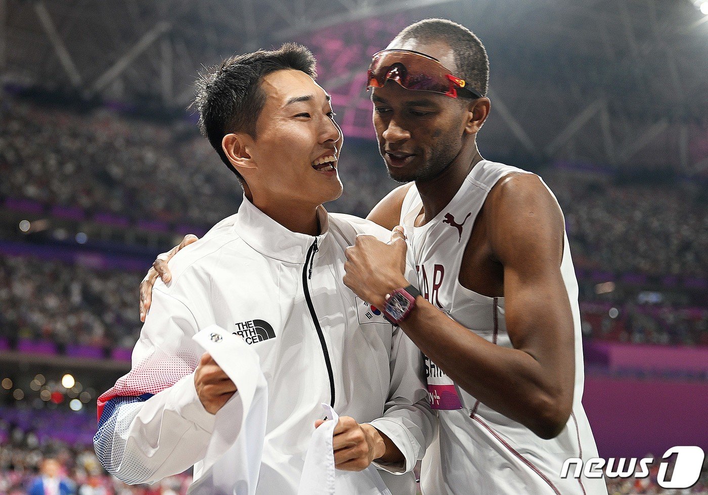 본문 이미지 - 우상혁이 4일 중국 항저우 올림픽 스포츠센터 스타디움에서 열린 2022 항저우 아시안게임 남자 높이뛰기 결선에서 은메달을 확정지은 뒤 금메달을 차지한 무타즈 에사 바르심과 인사를 나누고 있다. (공동취재) 2023.10.4/뉴스1 ⓒ News1 신웅수 기자