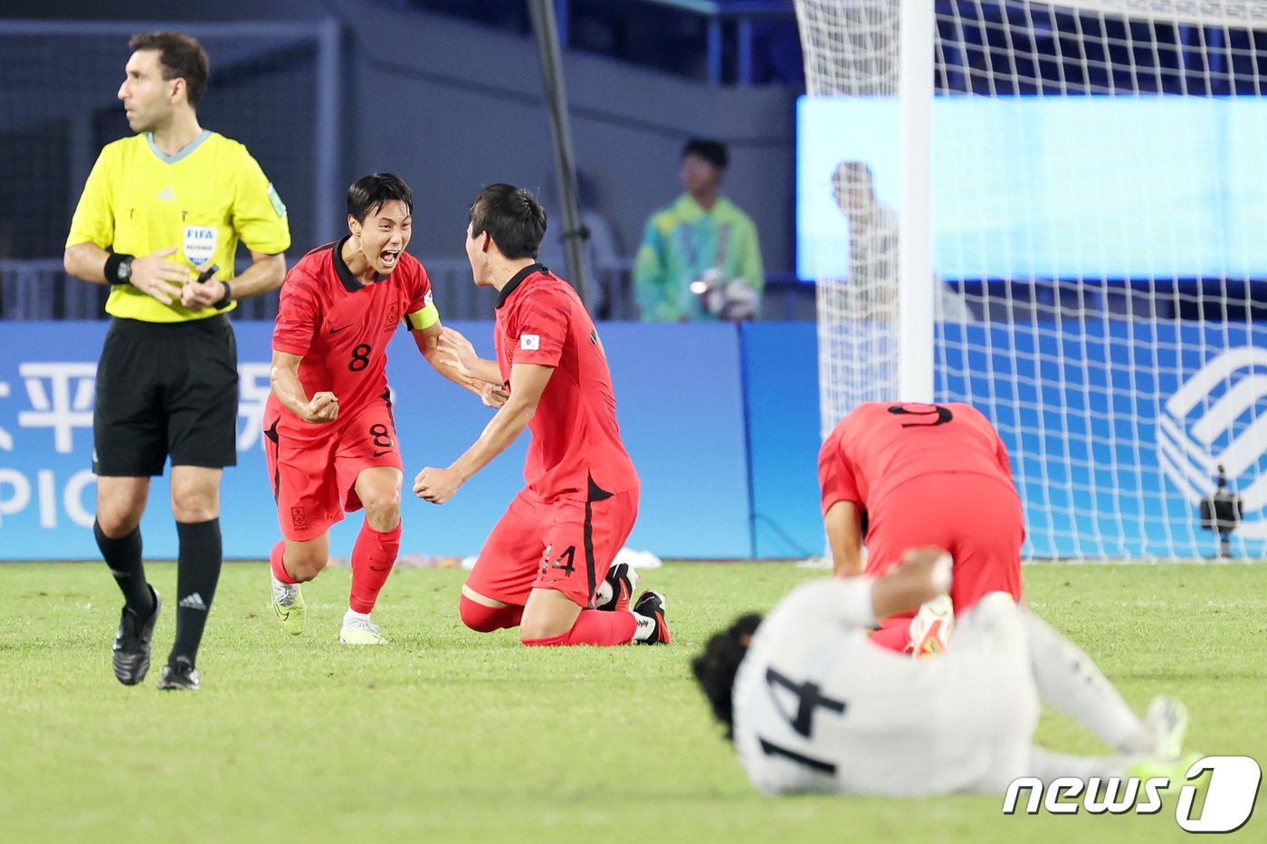 본문 이미지 - 4일 오후 중국 항저우 황룽 스포츠센터 스타디움에서 열린 2022 항저우 아시안게임 남자 축구 대한민국과 우즈베키스탄의 4강전에서 2대1로 승리한 대한민국 선수들이 승리를 자축하고 있다. 2023.10.4/뉴스1 ⓒ News1 민경석 기자