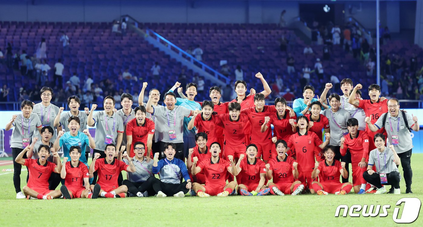 4일 오후 중국 항저우 황룽 스포츠센터 스타디움에서 열린 2022 항저우 아시안게임 남자 축구 대한민국과 우즈베키스탄의 4강전에서 2대1로 승리한 대한민국 선수들이 기념촬영을 하고 있다. 2023.10.4/뉴스1 ⓒ News1 민경석 기자