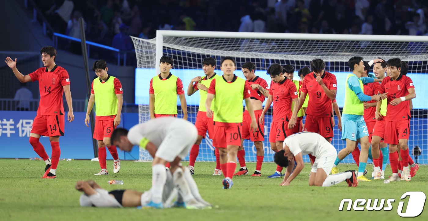 4일 오후 중국 항저우 황룽 스포츠센터 스타디움에서 열린 2022 항저우 아시안게임 남자 축구 대한민국과 우즈베키스탄의 4강전에서 2대1로 승리한 대한민국 선수들이 승리를 자축하고 있다. 2023.10.4/뉴스1 ⓒ News1 민경석 기자