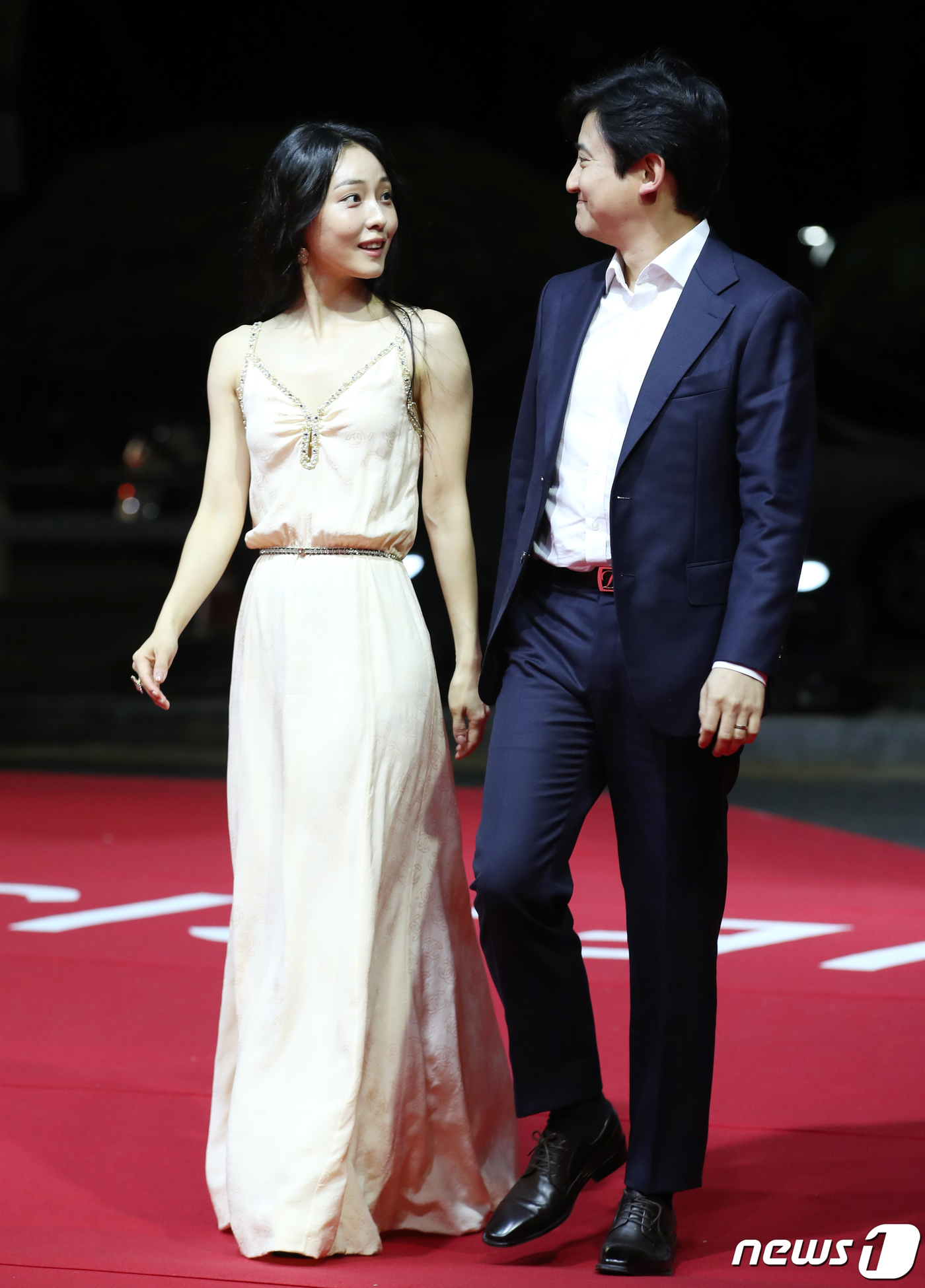 (해운대=뉴스1) 권현진 기자 = 배우 전소니와 민용근(오른쪽) 감독이 4일 오후 부산 해운대구 영화의전당에서 열린 ‘제28회 부산국제영화제’(BIFF) 개막식 레드카펫 행사에 참 …