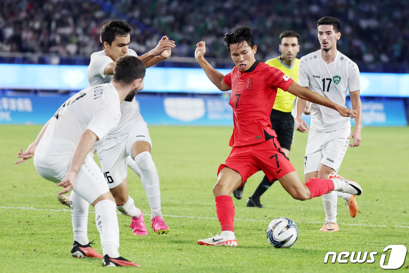 4일 오후 중국 항저우 황룽 스포츠센터 스타디움에서 열린 2022 항저우 아시안게임 남자 축구 대한민국과 우즈베키스탄의 4강전에서 대한민국 정우영이 슛을 시도하고 있다. 2023.10.4/뉴스1 ⓒ News1 민경석 기자