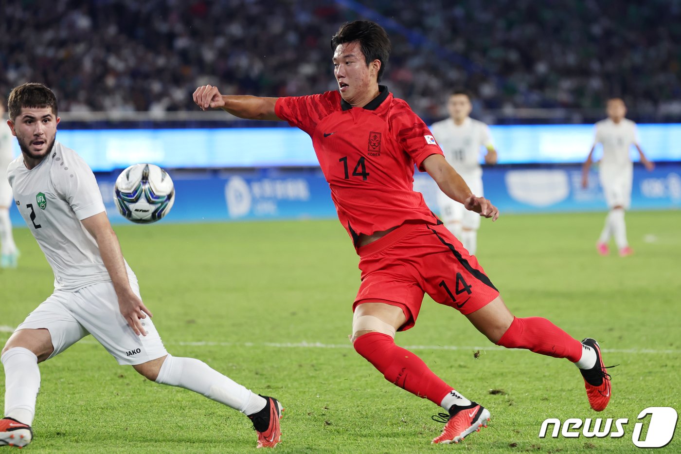 4일 오후 중국 항저우 황룽 스포츠센터 스타디움에서 열린 2022 항저우 아시안게임 남자 축구 대한민국과 우즈베키스탄의 4강전에서 대한민국 이한범이 상대 골문을 향해 쇄도하고 있다. 2023.10.4/뉴스1 ⓒ News1 민경석 기자