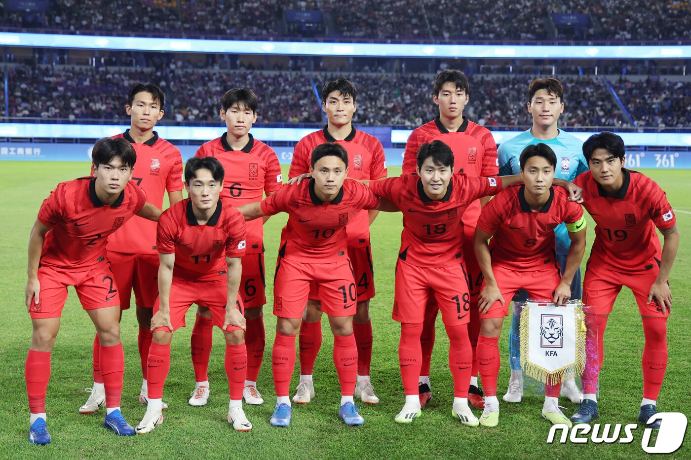 본문 이미지 - 4일 오후 중국 항저우 황룽 스포츠센터 스타디움에서 열린 2022 항저우 아시안게임 남자 축구 대한민국과 우즈베키스탄의 4강전 시작에 앞서 대한민국 선수들이 기념촬영을 하고 있다. 2023.10.4/뉴스1 ⓒ News1 민경석 기자