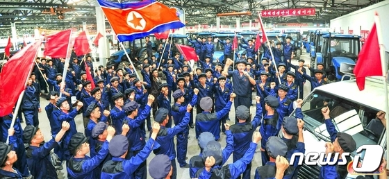 공장 리모델링 나선 북한 트랙터공장 노동자들