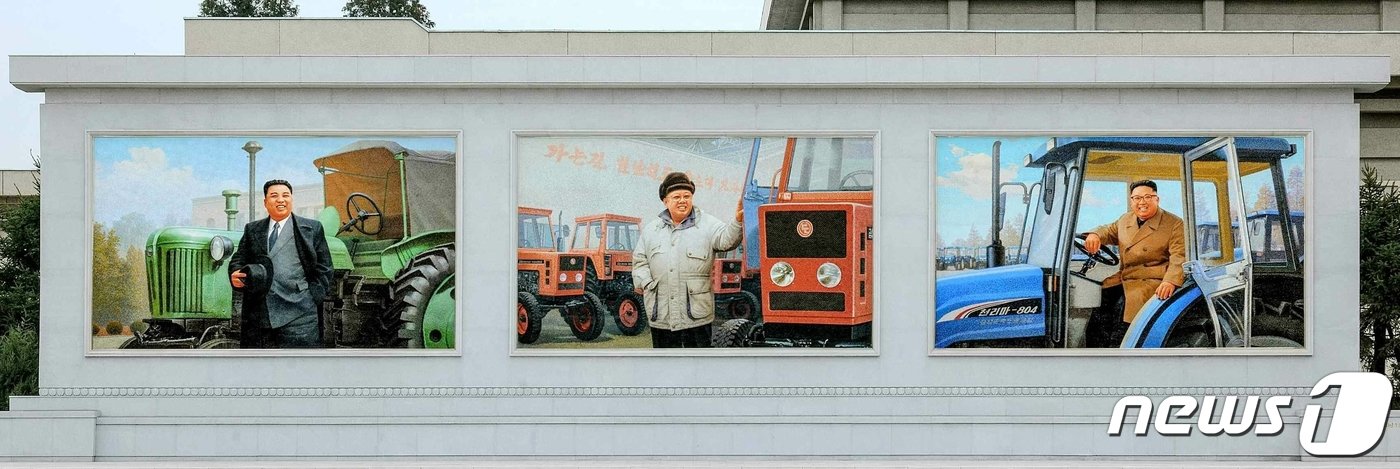 본문 이미지 - (평양 노동신문=뉴스1) =금성뜨락또르(트랙터)공장에 있는 김일성, 김정일, 김정은 3대 모자이크 벽화. [국내에서만 사용가능. 재배포 금지. DB 금지. For Use Only in the Republic of Korea. Redistribution Prohibited] rodongphoto@news1.kr