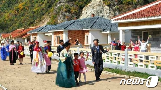 새집 둘러보는 북한 양강도 농촌 주민들…"새집들이 경사"