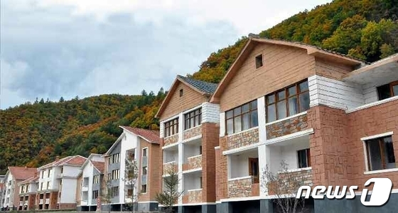 새집들이 열린 북한 양강도 농촌 마을…'살림집 건설' 정책 지속