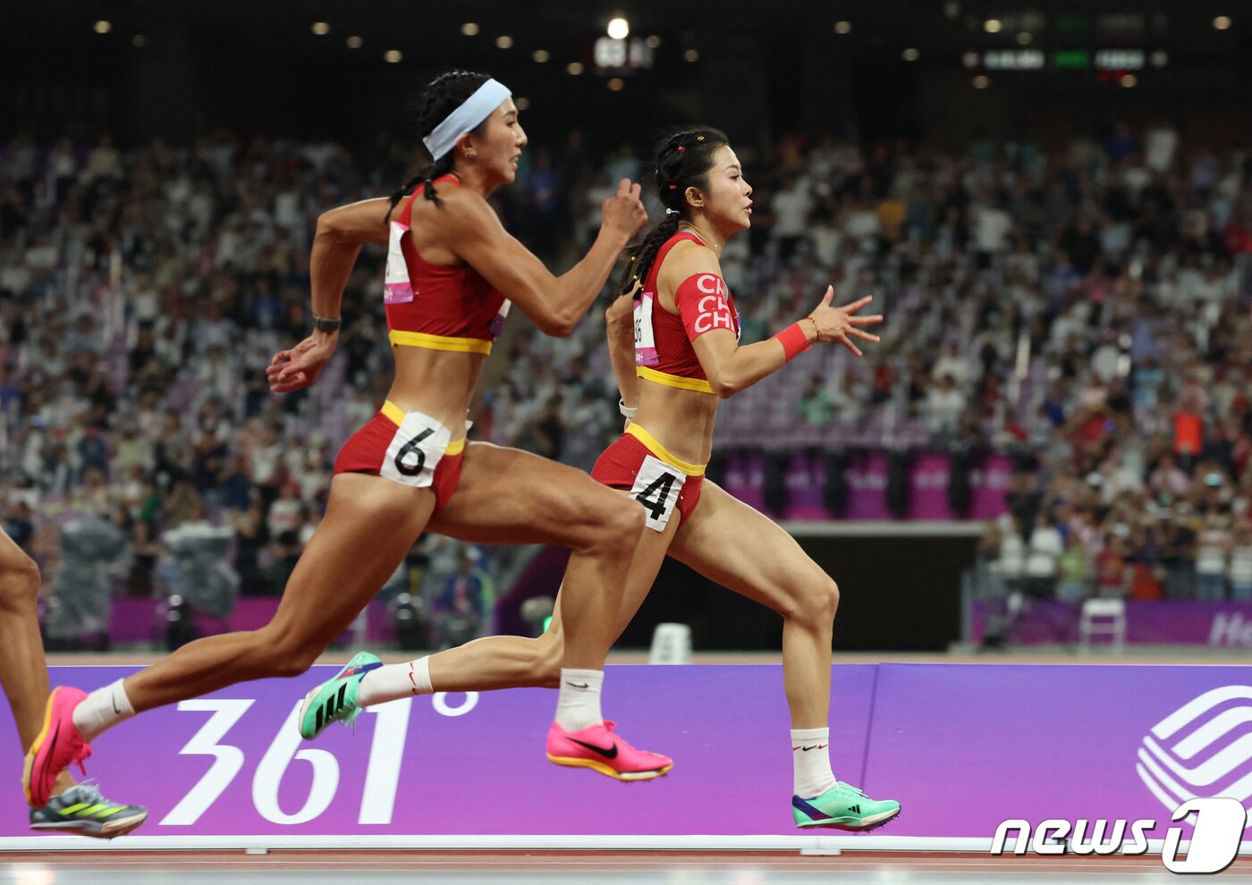 본문 이미지 - 6번 린위웨이 선수와 4번이 우옌니 선수가 역주하고 있는 모습. ⓒ 로이터=뉴스1 ⓒ News1 박형기 기자