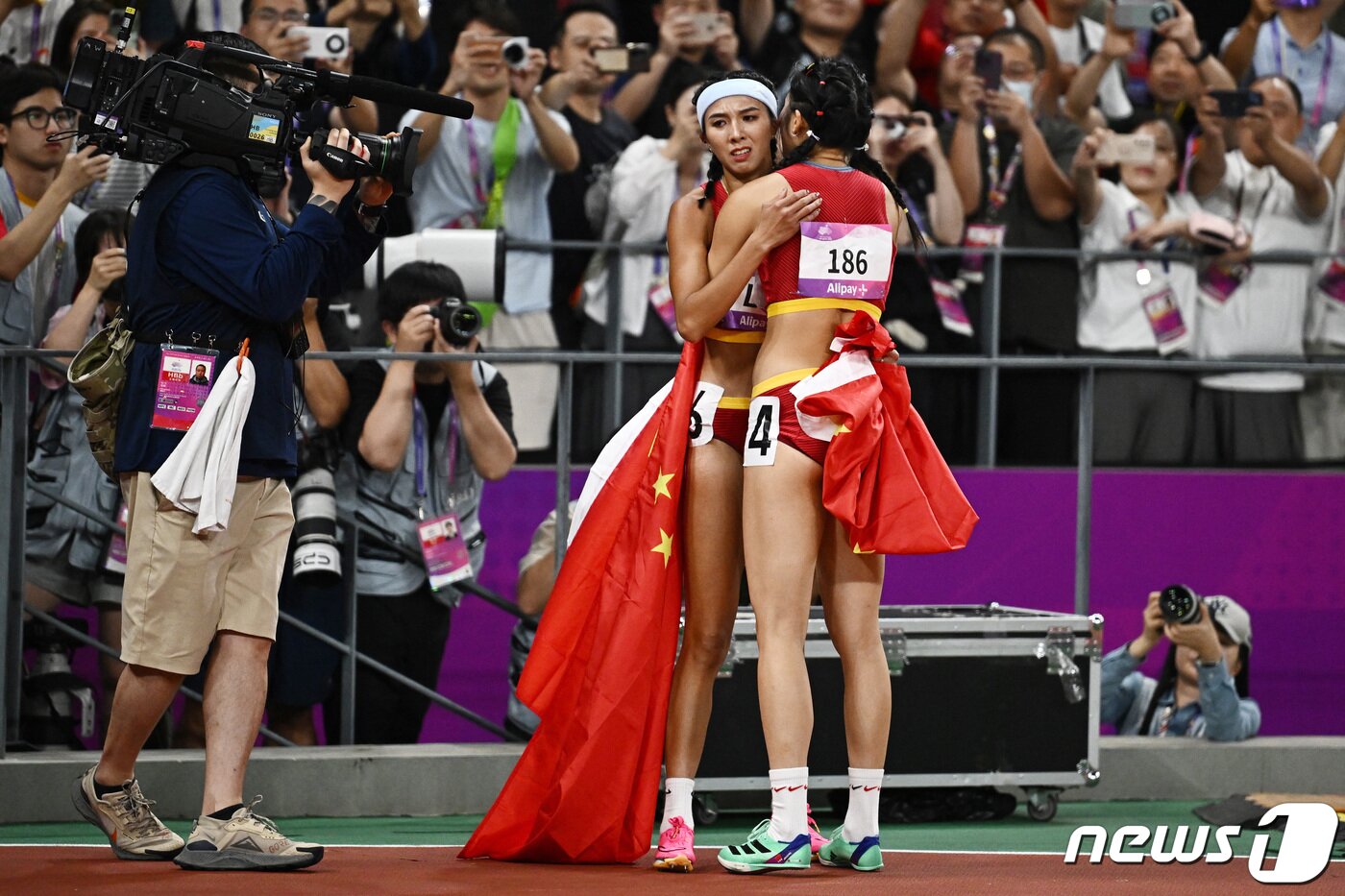 본문 이미지 - 린위웨이 선수와 우옌니 선수가 경기 후 포옹을 하고 있다. 허리 부분의 6·4가 선명하다. ⓒ 로이터=뉴스1 ⓒ News1 박형기 