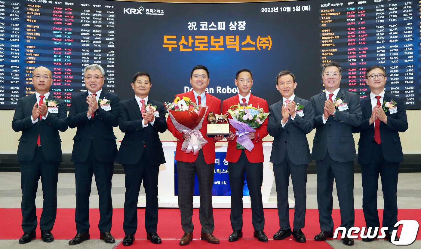 본문 이미지 - 2023년 10월 상장한 두산로보틱스의 유가증권시장 상장기념식(한국거래소 제공) 2023.10.5/뉴스1