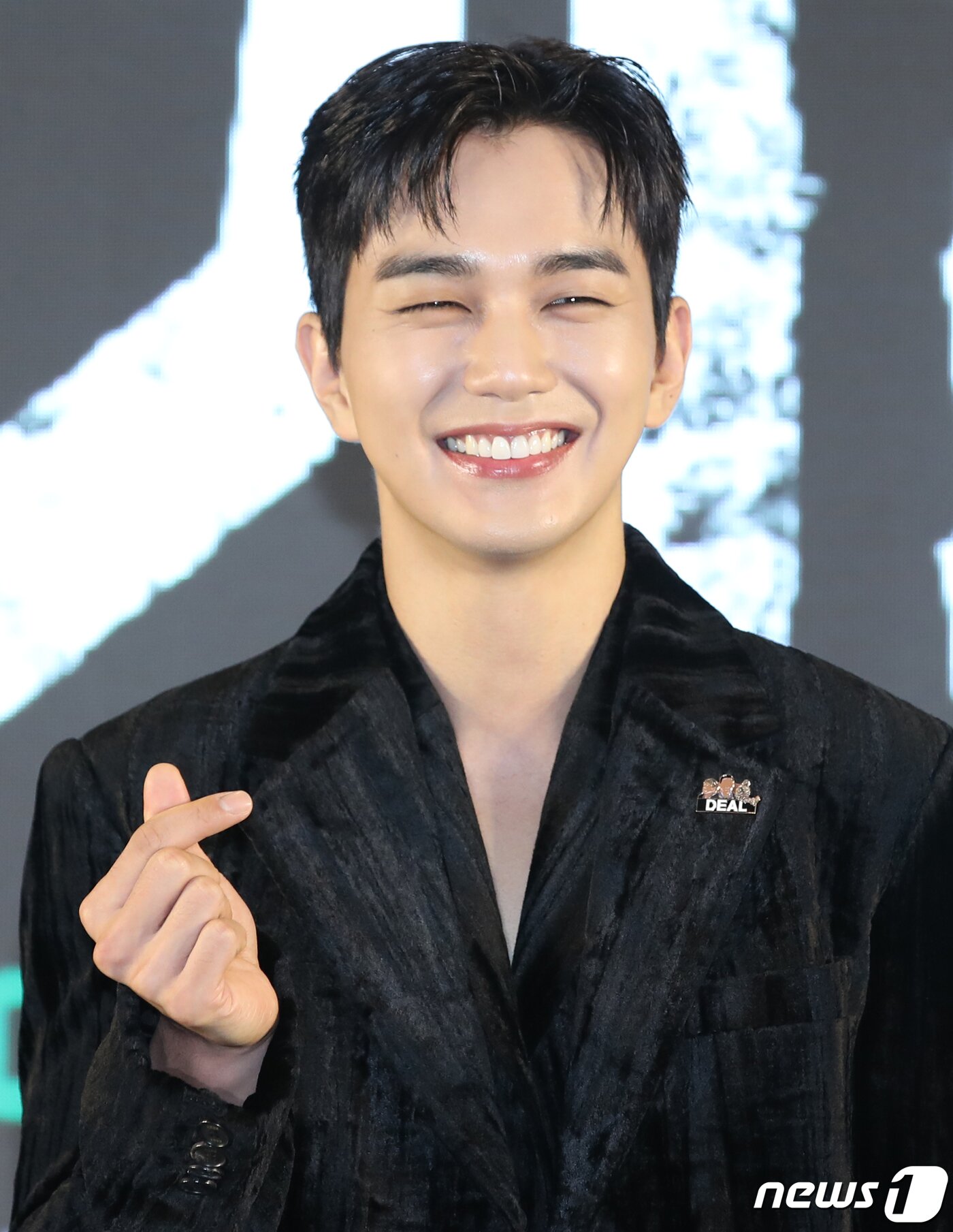 본문 이미지 - 배우 유승호가 5일 오전 부산광역시 해운대구 그랜드조선 부산에서 열린 웨이브 오리지널 ‘거래’ 제작발표회에서 포즈를 취하고 있다. ‘거래’는 우발적으로 친구를 납치한 두 청년의 100억 납치 스릴러이다. 2023.10.5/뉴스1 ⓒ News1 권현진 기자