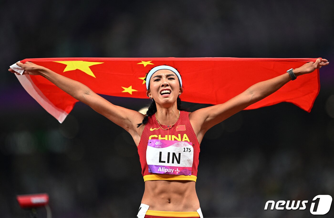 본문 이미지 - 우승한 린위웨이 선수가 오성홍기를 흔들며 울먹이고 있다. ⓒ 로이터=뉴스1 ⓒ News1 박형기 기자