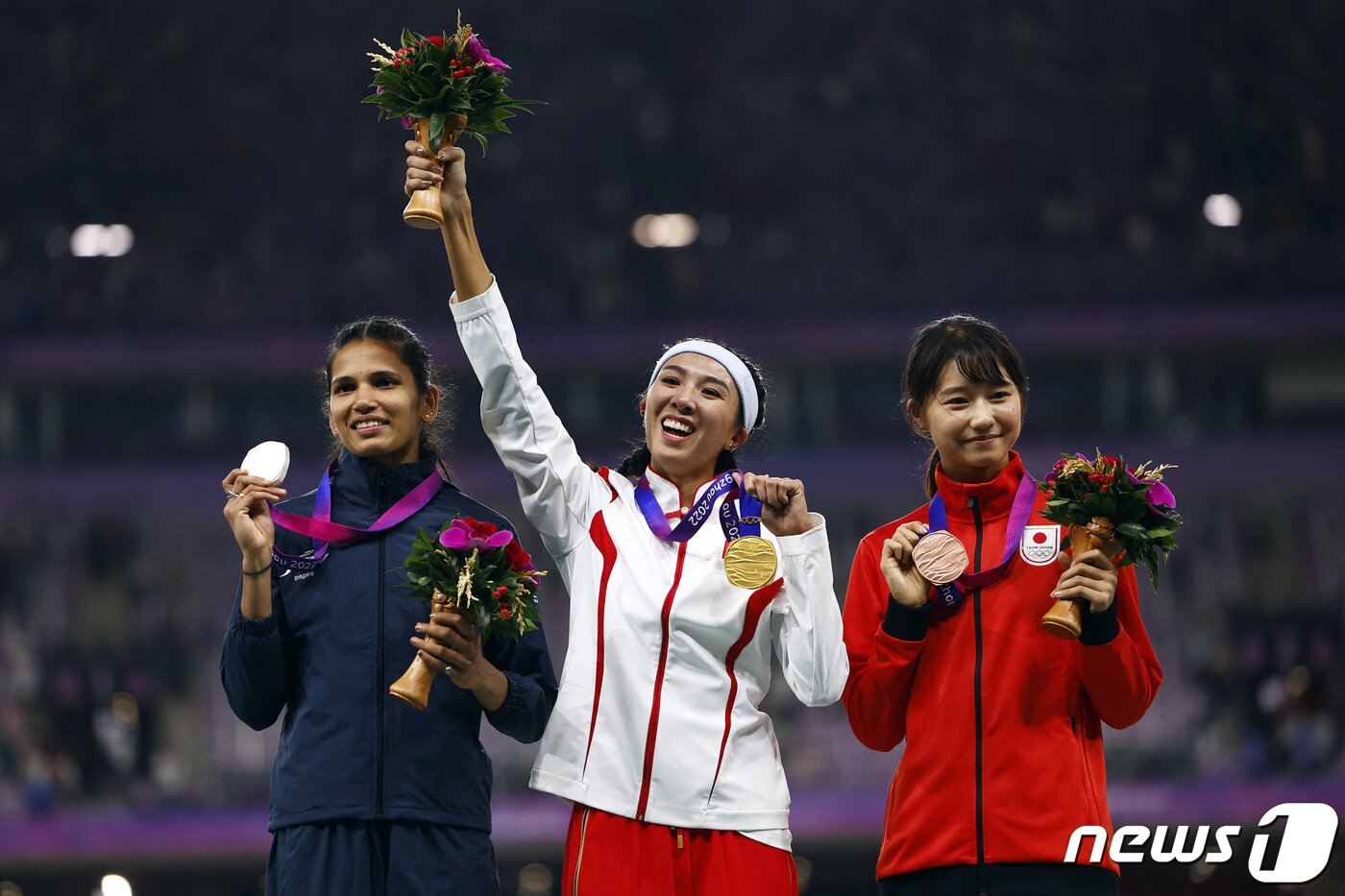 본문 이미지 - 린위웨이 선수가 시상대에서 환호하고 있다. 2위로 골인한 우옌니 선수는 부정출발 판정을 받아 결국 시상대에 오르지 못했다. ⓒ 로이터=뉴스1 ⓒ News1 박형기 기자