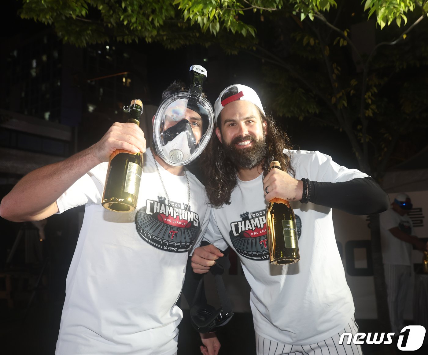 본문 이미지 - LG 외국인 선수 오스틴과 켈리(오른쪽)가 지난해 10월4일 오후 부산 시내 한 호텔에서 프로야구 '2023 신한은행 SOL KBO리그' LG 트윈스와 롯데 자이언츠의 경기 종료 후 열린 정규리그 우승 행사에 참석해 샴페인을 터뜨리며 우승을 자축하고 있다. (LG 트윈스 제공) 2023.10.5/뉴스1 ⓒ News1 김진환 기자