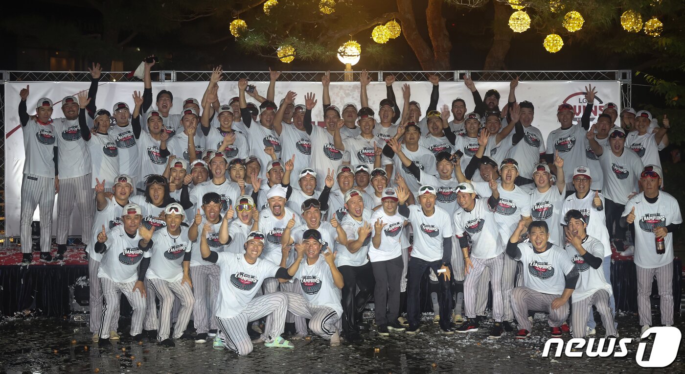 본문 이미지 - 김인석 LG 스포츠 대표이사와 염경엽 감독을 비롯한 선수들이 지난 4일 오후 부산 시내 한 호텔에서 프로야구 '2023 신한은행 SOL KBO리그' LG 트윈스와 롯데 자이언츠의 경기 종료 후 열린 정규리그 우승 행사에 참석해 샴페인을 터뜨리며 우승을 자축하고 있다. LG가 정규리그 1위를 차지한 것은 통산 두번째이자 마지막으로 한국시리즈 챔피언에 올랐던 1994년 이후 29년 만이다. (LG 트윈스 제공) 2023.10.5/뉴스1 ⓒ News1 김진환 기자