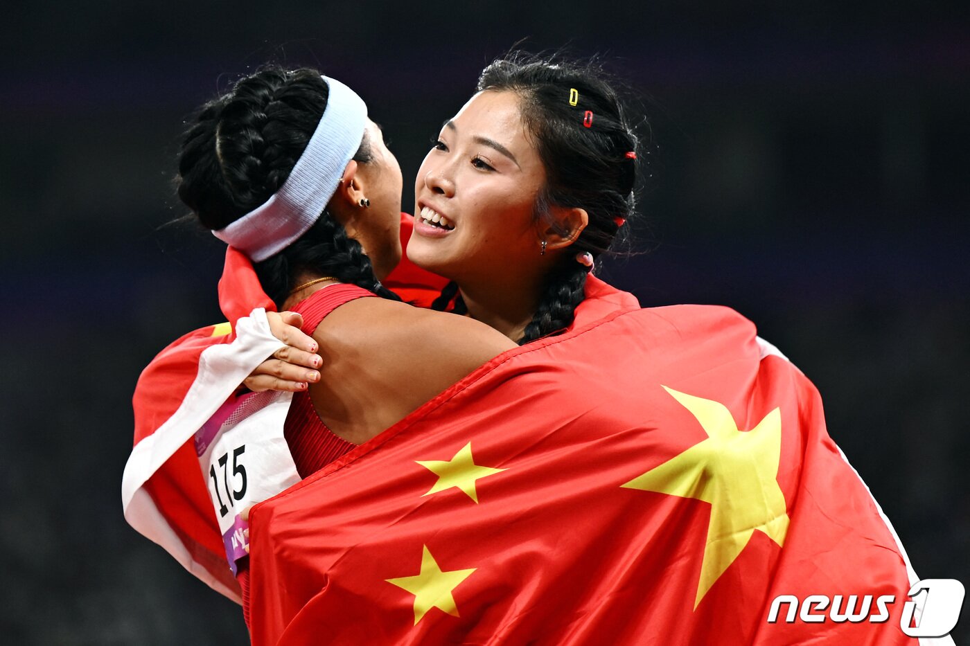 본문 이미지 - 경기 직후 두 선수가 오성홍기를 두른 채 포옹하고 있다. ⓒ 로이터=뉴스1 ⓒ News1 박형기 기자