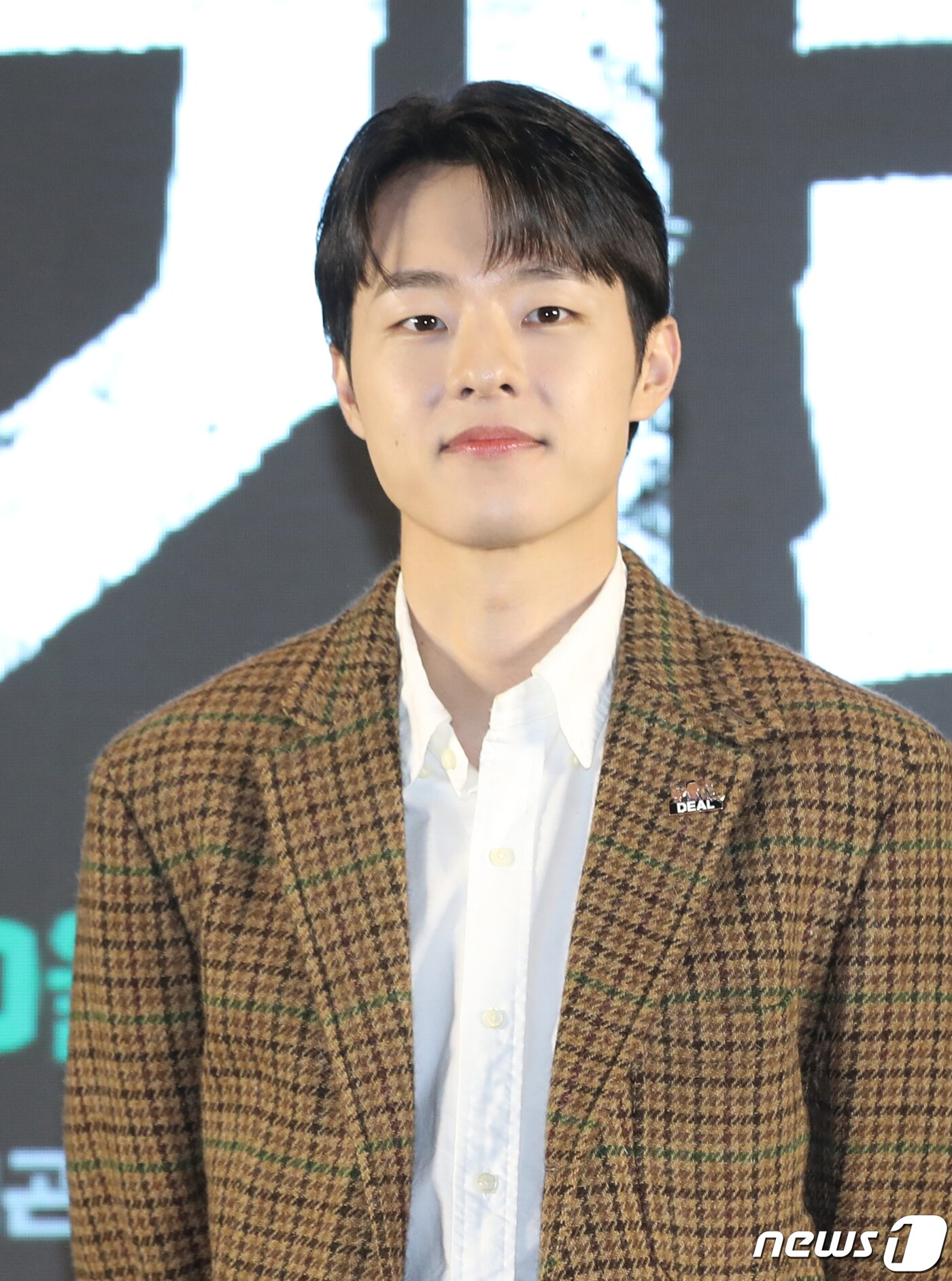 본문 이미지 - 배우 김동휘가 5일 오전 부산광역시 해운대구 그랜드조선 부산에서 열린 웨이브 오리지널 ‘거래’ 제작발표회에서 포즈를 취하고 있다. ‘거래’는 우발적으로 친구를 납치한 두 청년의 100억 납치 스릴러이다. 2023.10.5/뉴스1 ⓒ News1 권현진 기자