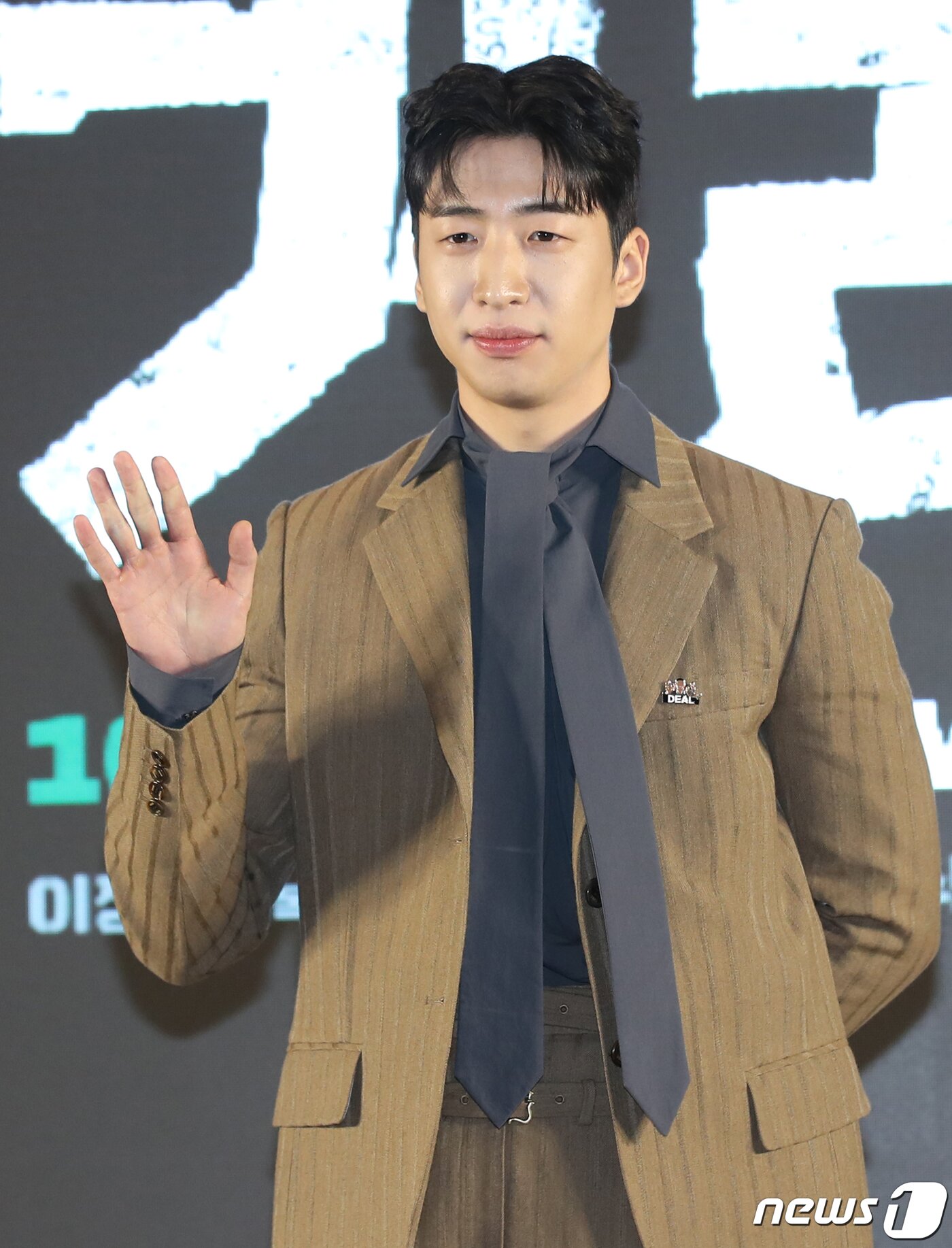 본문 이미지 - 배우 유수빈이 5일 오전 부산광역시 해운대구 그랜드조선 부산에서 열린 웨이브 오리지널 ‘거래’ 제작발표회에서 포즈를 취하고 있다. ‘거래’는 우발적으로 친구를 납치한 두 청년의 100억 납치 스릴러이다. 2023.10.5/뉴스1 ⓒ News1 권현진 기자