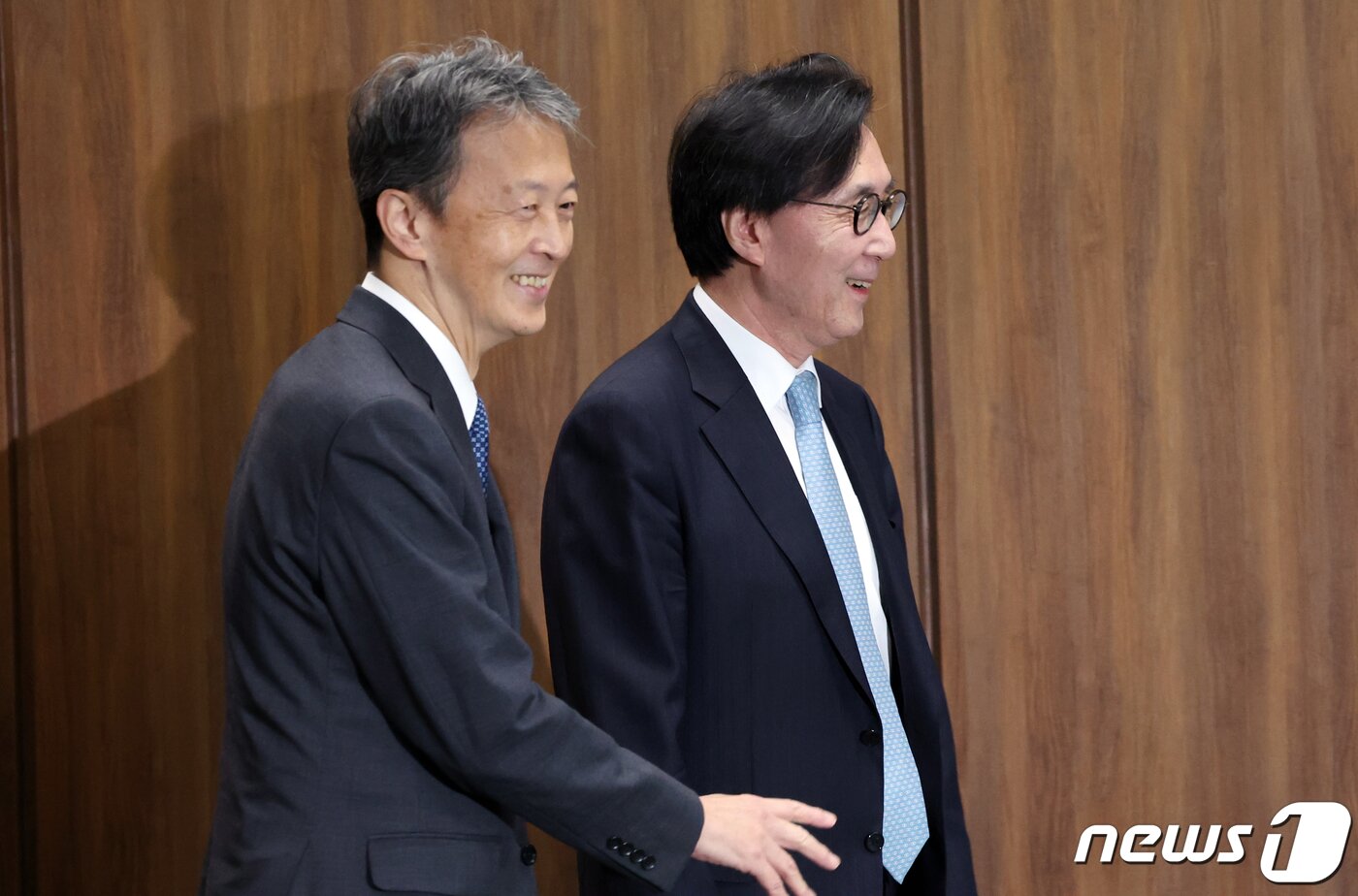 본문 이미지 - 정호진 외교부 1차관(오른쪽)과 오카노 마사타카 일본 외무성 사무차관. 2023.10.5/뉴스1 ⓒ News1 김명섭 기자