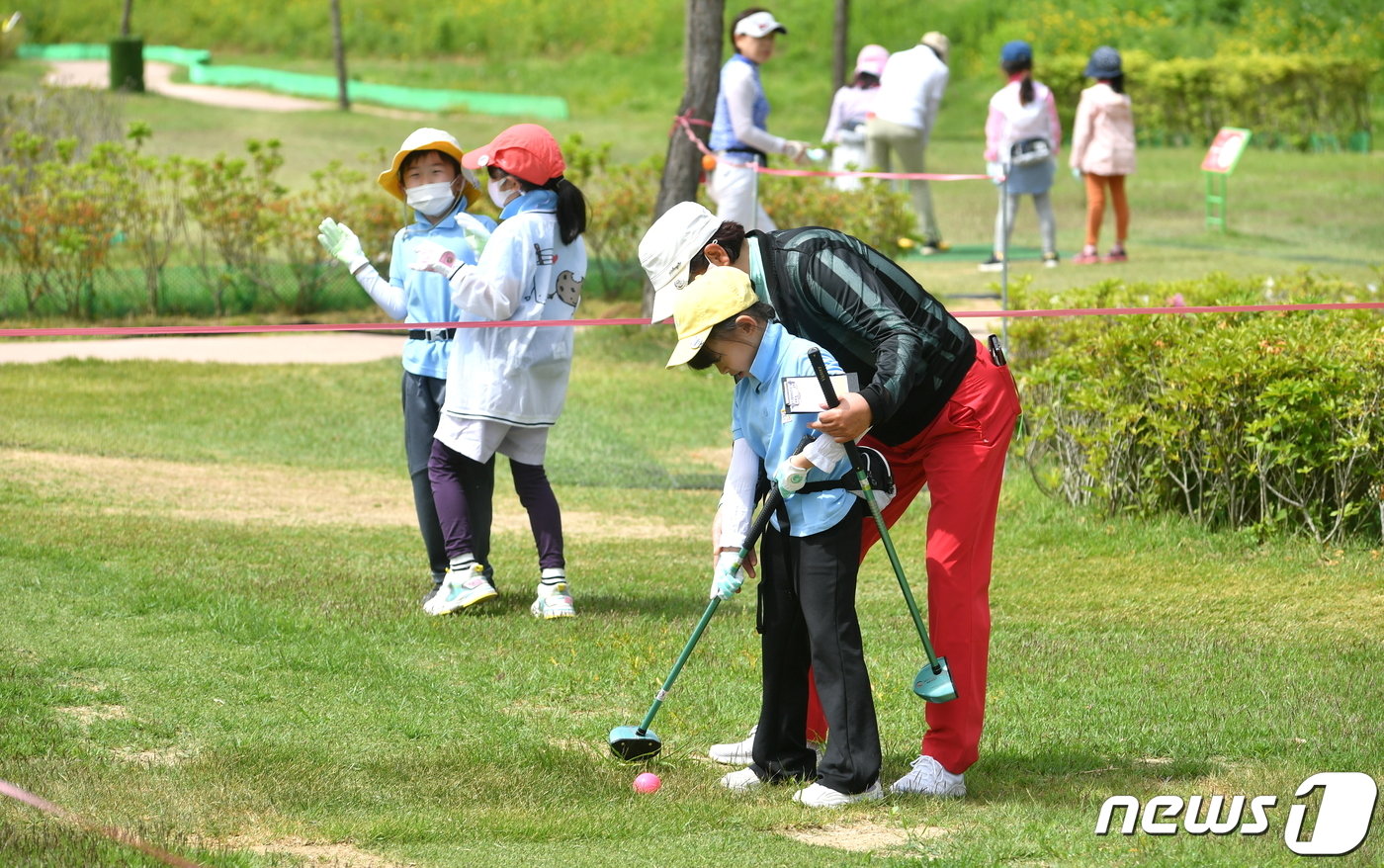 파크골프 배우는 강원 화천 학생들.&#40;화천군 제공&#41;