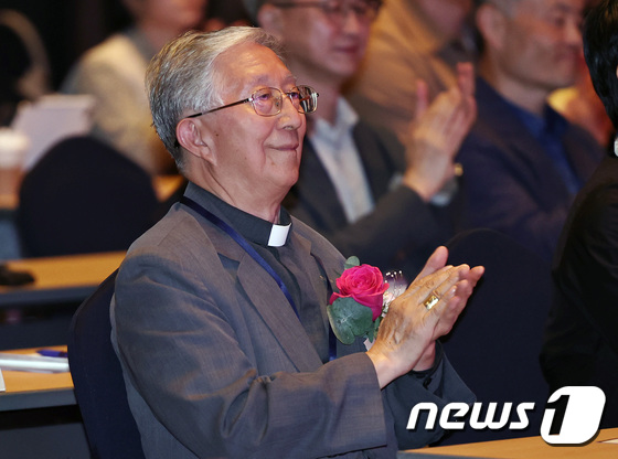 세계 한국어 한마당 참석한 김희중 대주교