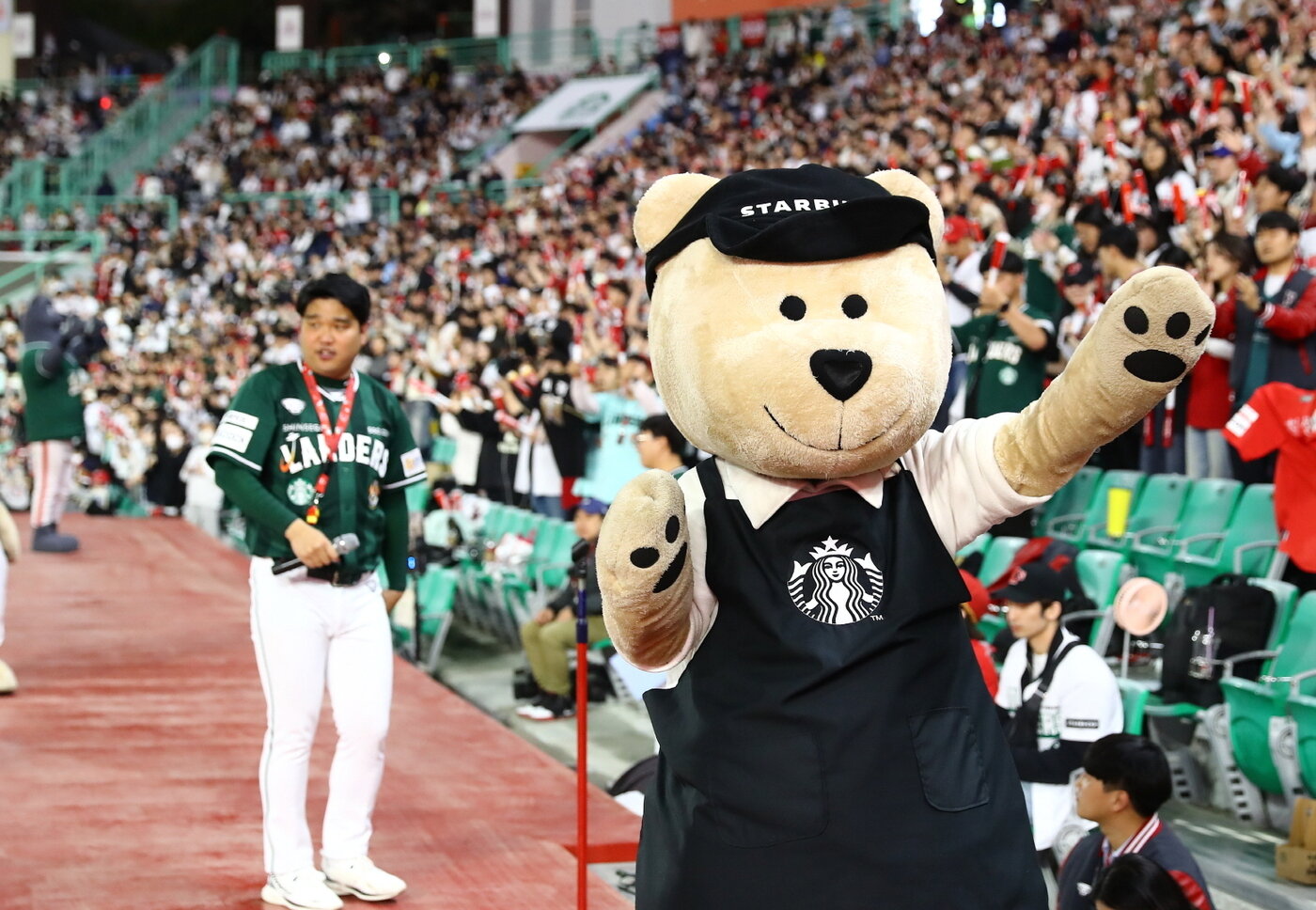 본문 이미지 - 스타벅스데이 마스코트 스페셜 공연 장면.(SSG 제공) 