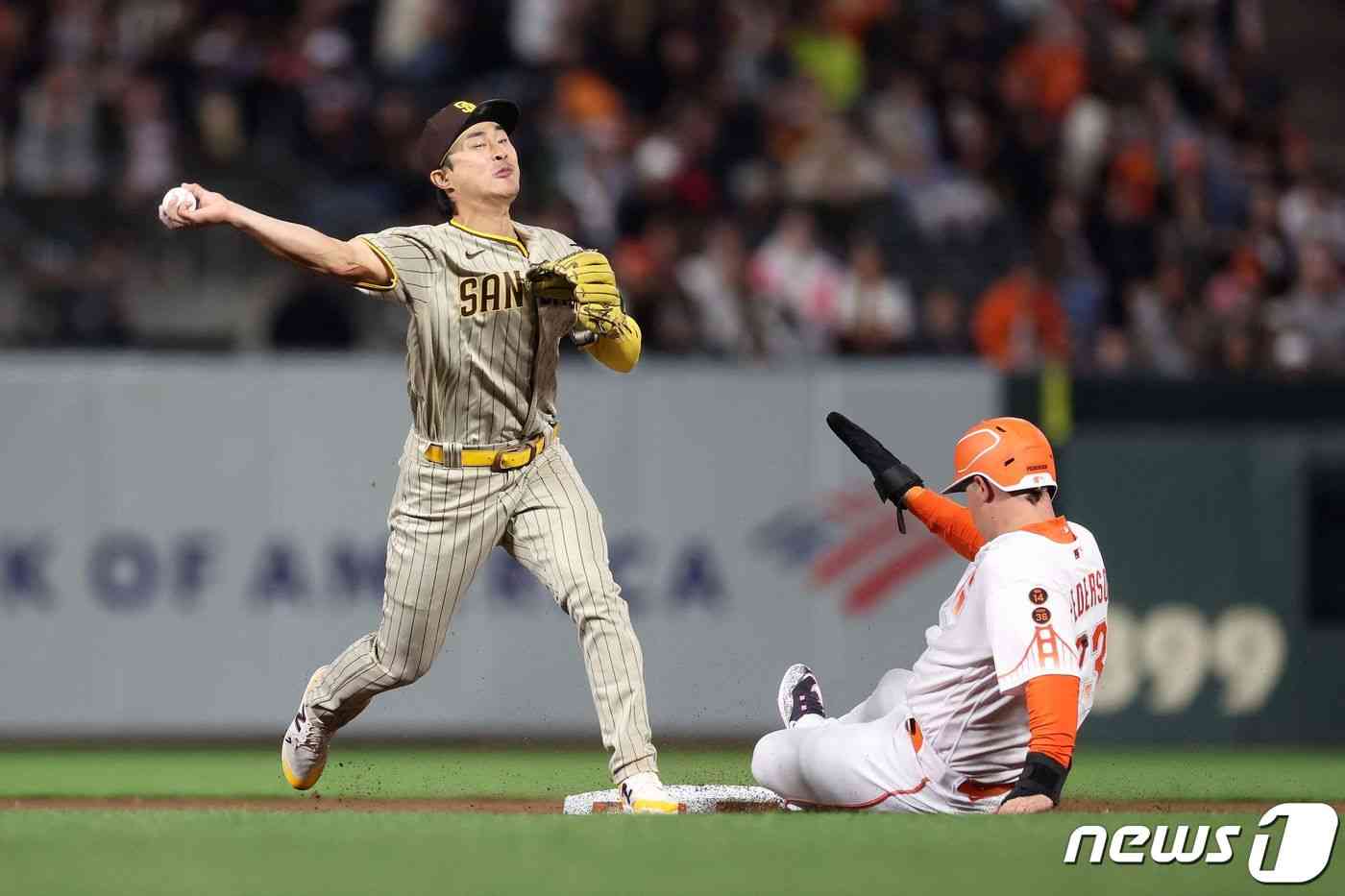 김하성이 2023년 9월26일 샌프란시스코와의 경기에서 공을 던지고 있다. © AFP=뉴스1 © News1 김지현 기자