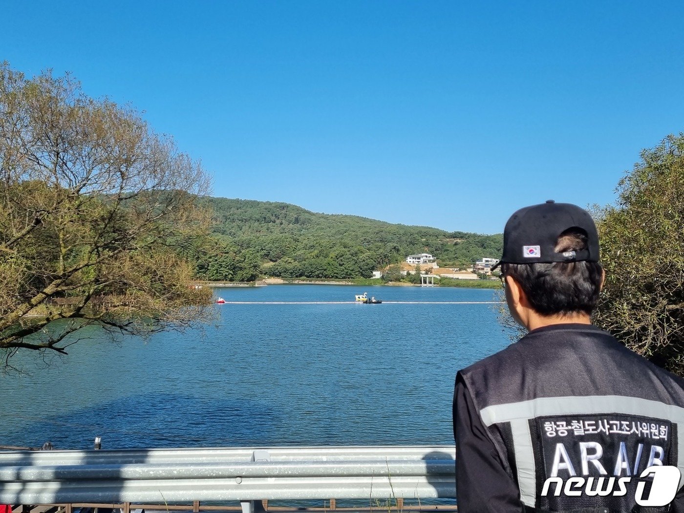 5일 오전 경기 포천시 고모리저수지에서 국토교통부 항공철도사고조사위원회 등 관계당국이 지난 3일 추락한 민간헬기 인양작업을 벌이고 있다. 지난 3일 오전 11시9분께 민간항공 소속 헬기가 이곳 저수지에서 산불 방재용 담수 테스트를 진행하던 중 추락해 60대 기장 1명이 숨졌다. 2023.10.5/뉴스1 ⓒ News1 양희문 기자