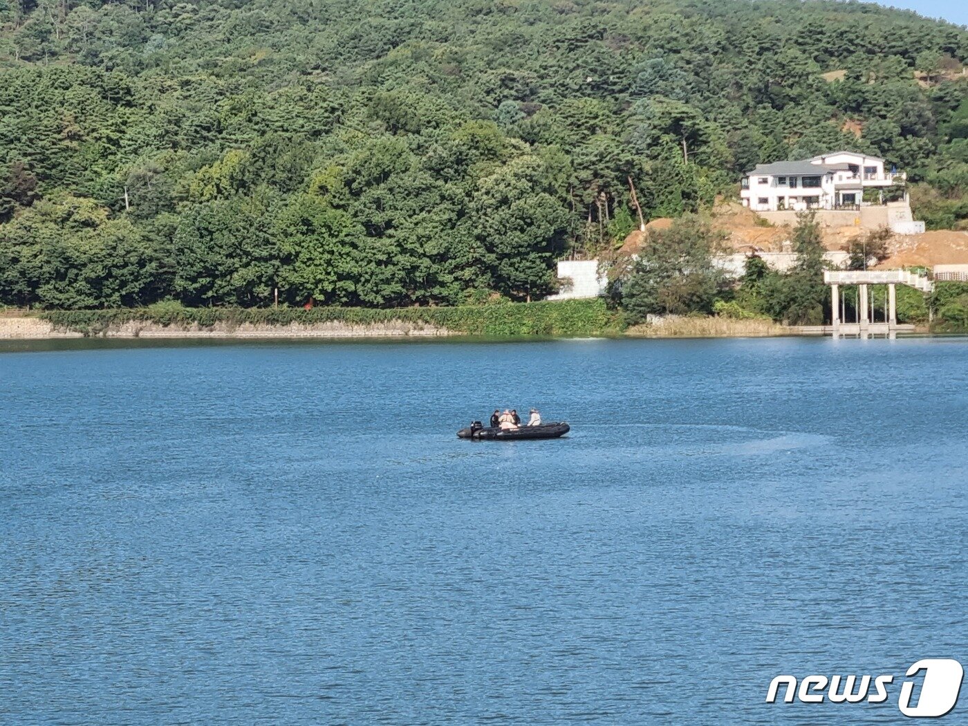 본문 이미지 - 5일 오전 경기 포천시 고모리저수지에서 국토교통부 항공철도 사고조사 위원회 등 관계당국이 지난 3일 추락한 민간헬기 인양작업을 벌이고 있다. 2023.10.05/뉴스1 ⓒ News1 양희문 기자