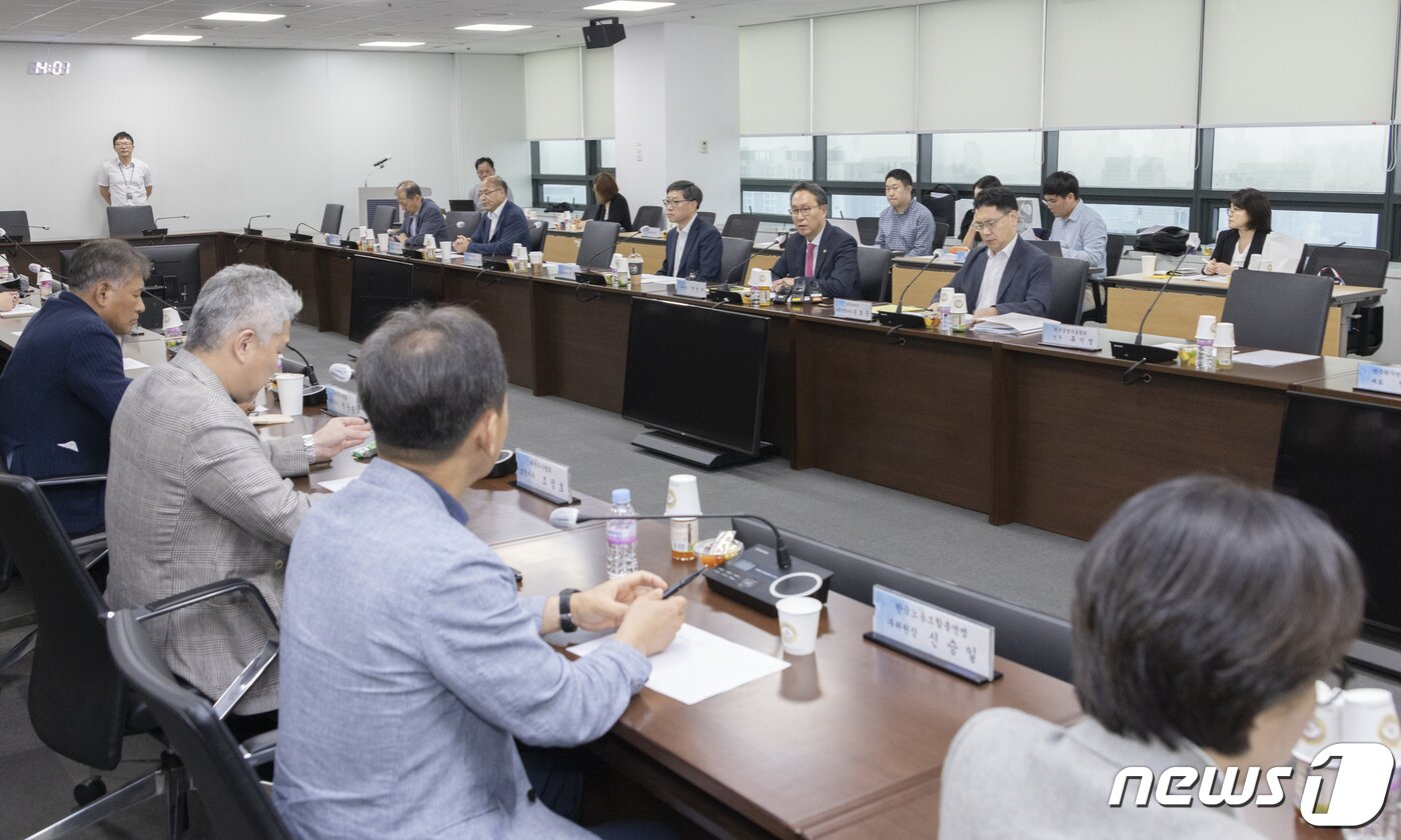 본문 이미지 - 2024년도 건강보험료율 동결을 결정했던 제19차 건강보험정책심의위원회(보건복지부 제공)