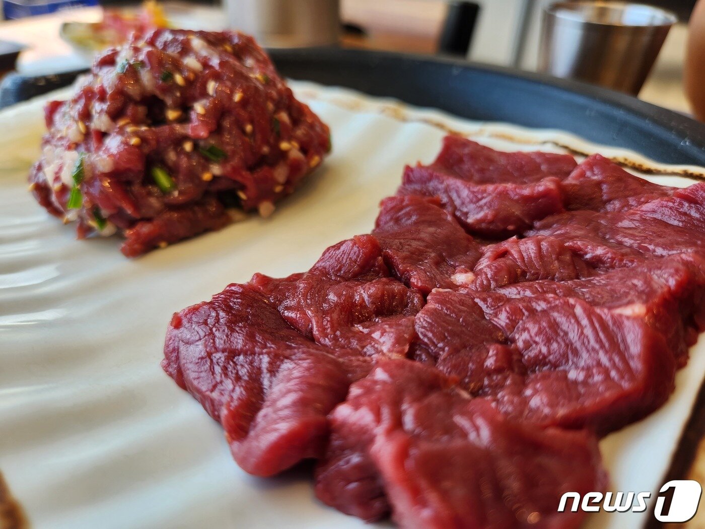 본문 이미지 - 중문신라원의 말고기 사시미와 육회/뉴스1 