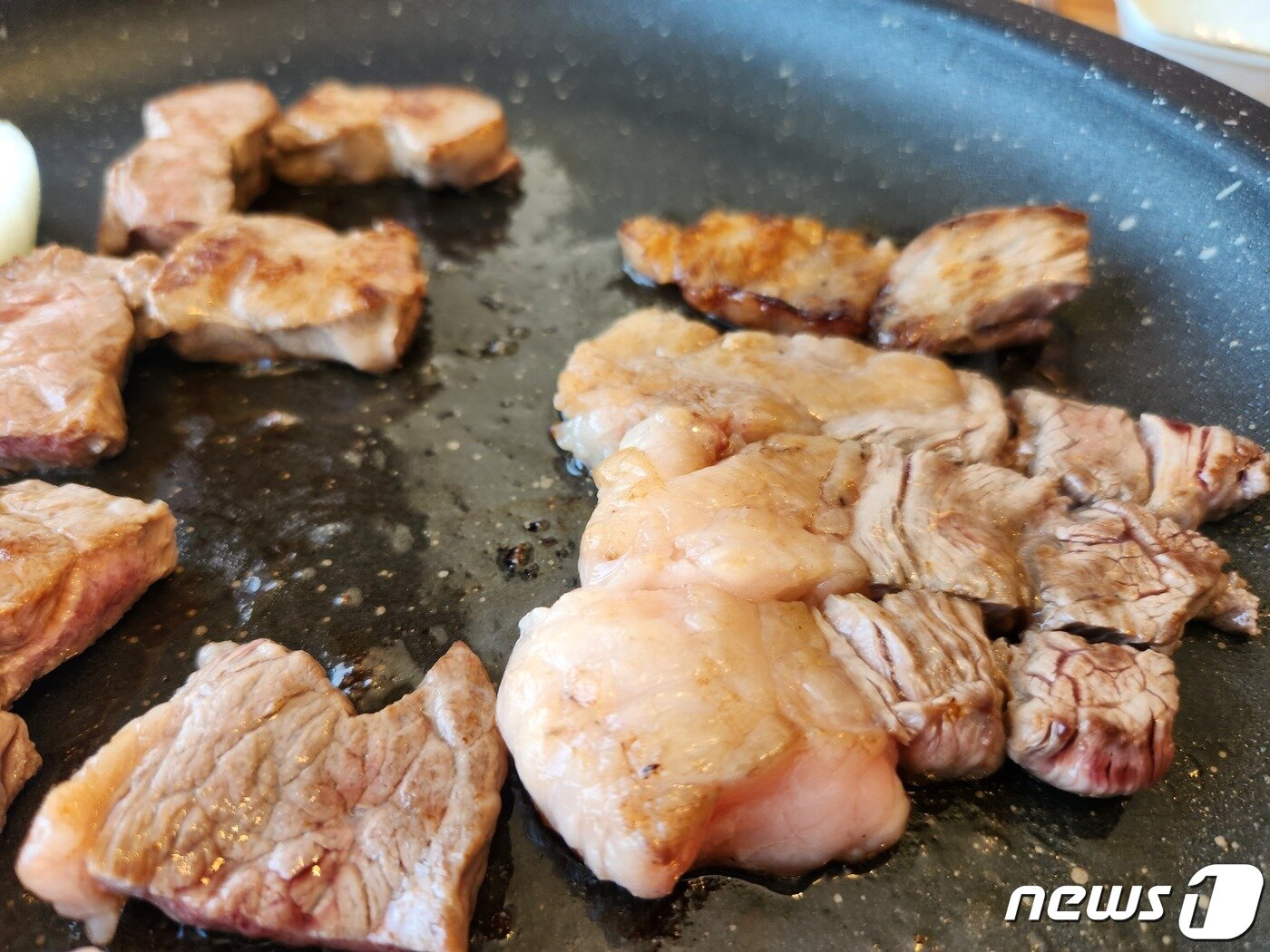 본문 이미지 - 중문신라원의 말고기 로스구이./뉴스1 