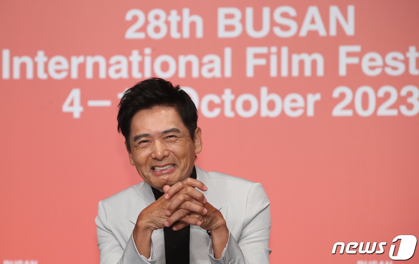 본문 이미지 - 홍콩 배우 주윤발(저우룬파)이 5일 부산 해운대구 KNN시어터에서 열린 제28회 부산국제영화제(BIFF) 올해의 아시아영화인상 기자회견에서 미소를 짓고 있다. 2023.10.5/뉴스1 ⓒ News1 권현진 기자
