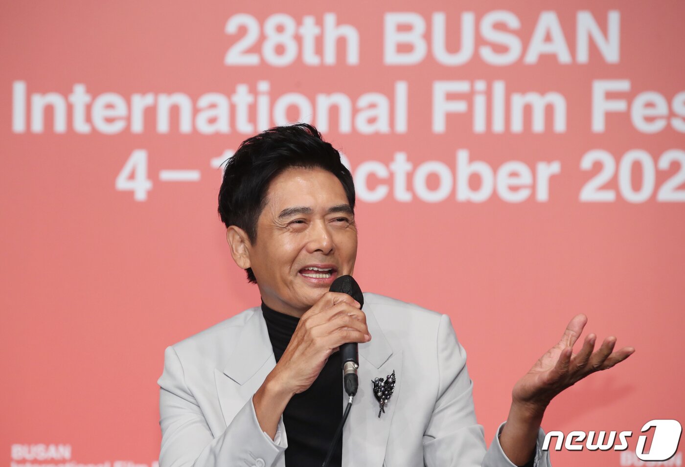본문 이미지 - 홍콩 배우 주윤발(저우룬파)이 5일 부산 해운대구 KNN시어터에서 열린 제28회 부산국제영화제(BIFF) 올해의 아시아영화인상 기자회견에서 가짜 뉴스에 관한 질문에 답하고 있다. 2023.10.5/뉴스1 ⓒ News1 권현진 기자