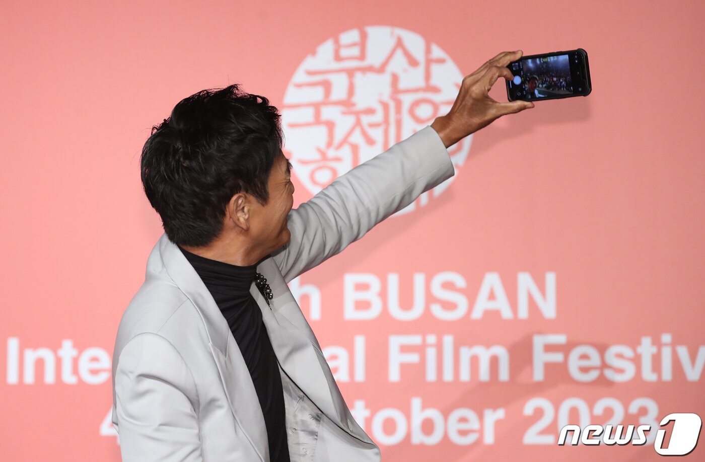 본문 이미지 - 홍콩 배우 주윤발(저우룬파)이 5일 부산 해운대구 KNN시어터에서 열린 제28회 부산국제영화제(BIFF) 올해의 아시아영화인상 기자회견에서 셀카를 찍고 있다. 2023.10.5/뉴스1 ⓒ News1 권현진 기자