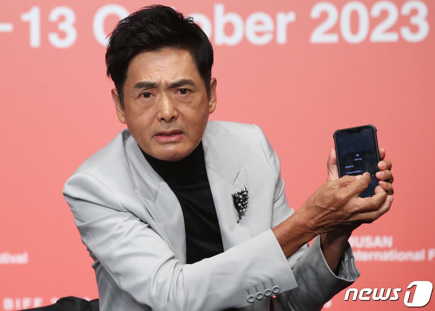 본문 이미지 - 홍콩 배우 주윤발(저우룬파)이 5일 부산 해운대구 KNN시어터에서 열린 제28회 부산국제영화제(BIFF) 올해의 아시아영화인상 기자회견에서 셀카를 찍은 뒤 사진 공유 방법을 알려주고 있다. 2023.10.5/뉴스1 ⓒ News1 권현진 기자