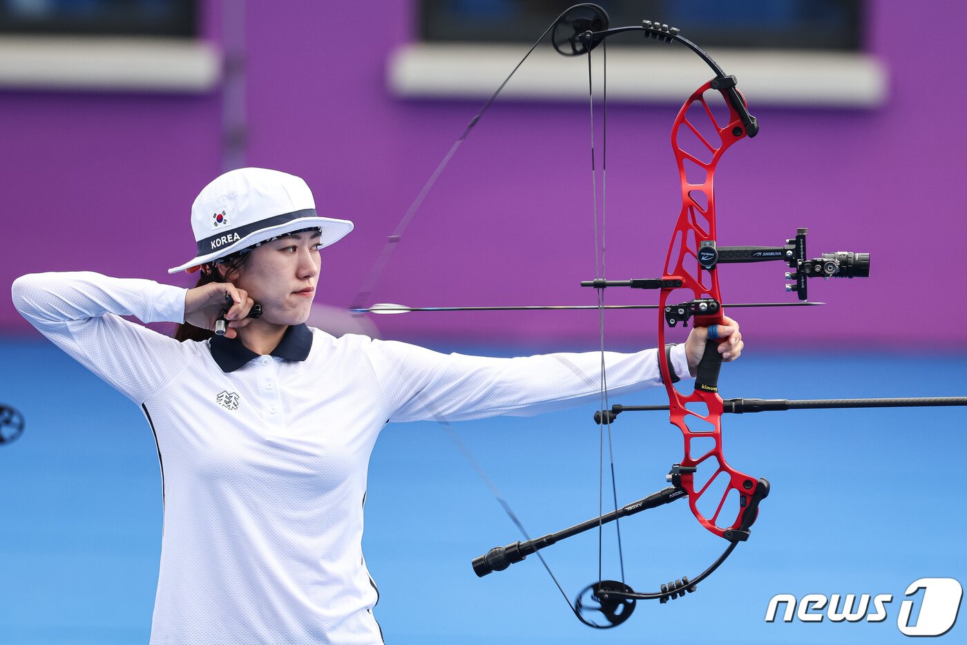 본문 이미지 - 소채원이 5일 중국 항저우 푸양 인후 스포츠센터 양궁장에서 열린 2022 항저우 아시안게임 양궁 컴파운드 여자 단체전 4강에서 대만과 경기를 펼치고 있다. 양궁 컴파운드 여자 대표팀은 이날 준결승에서 대만에 패한 후 동메달결정전에서 인도네시아를 꺾고 동메달을 획득했다. 2023.10.5/뉴스1 ⓒ News1 유승관 기자