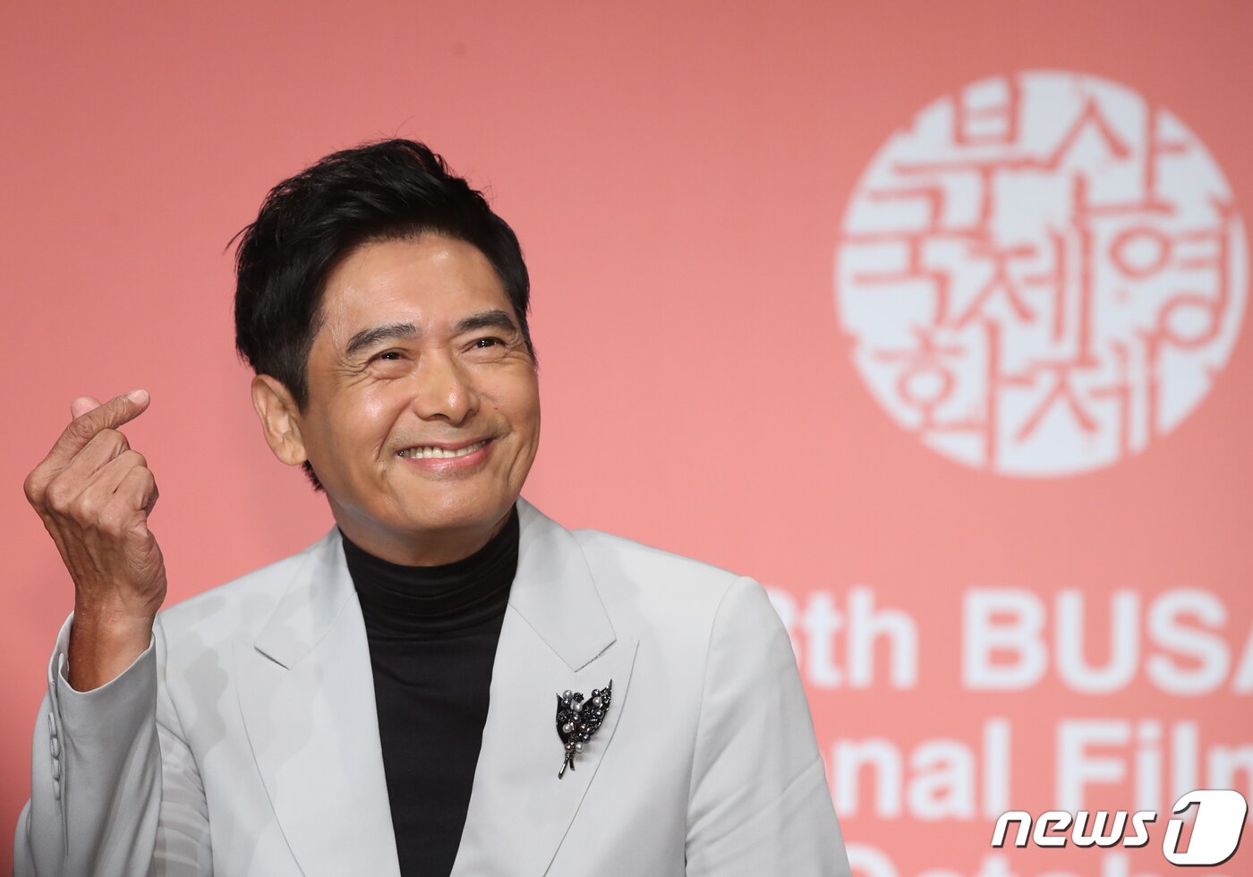 본문 이미지 - 홍콩 배우 주윤발(저우룬파)이 5일 부산 해운대구 KNN시어터에서 열린 제28회 부산국제영화제(BIFF) 올해의 아시아영화인상 기자회견에서 포즈를 취하고 있다. 2023.10.5/뉴스1 ⓒ News1 권현진 기자