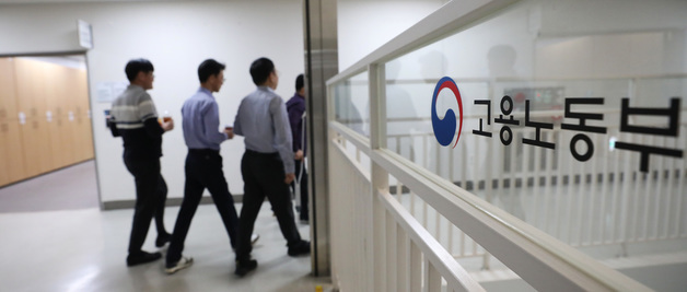 육아휴직 대체인력 지원 1개월 연장…구직급여 상한 6만8100원으로↑