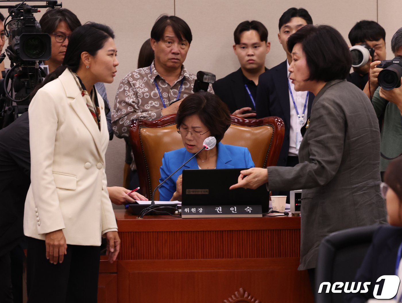 권인숙 국회 여성가족위 위원장과 정경희 국민의힘 간사, 신현영 더불어민주당 간사가 5일 서울 여의도 국회에서 열린 김행 여성가족부 장관 후보자 인사청문회에서 대화를 하고 있다. 2023.10.5/뉴스1 ⓒ News1 송원영 기자