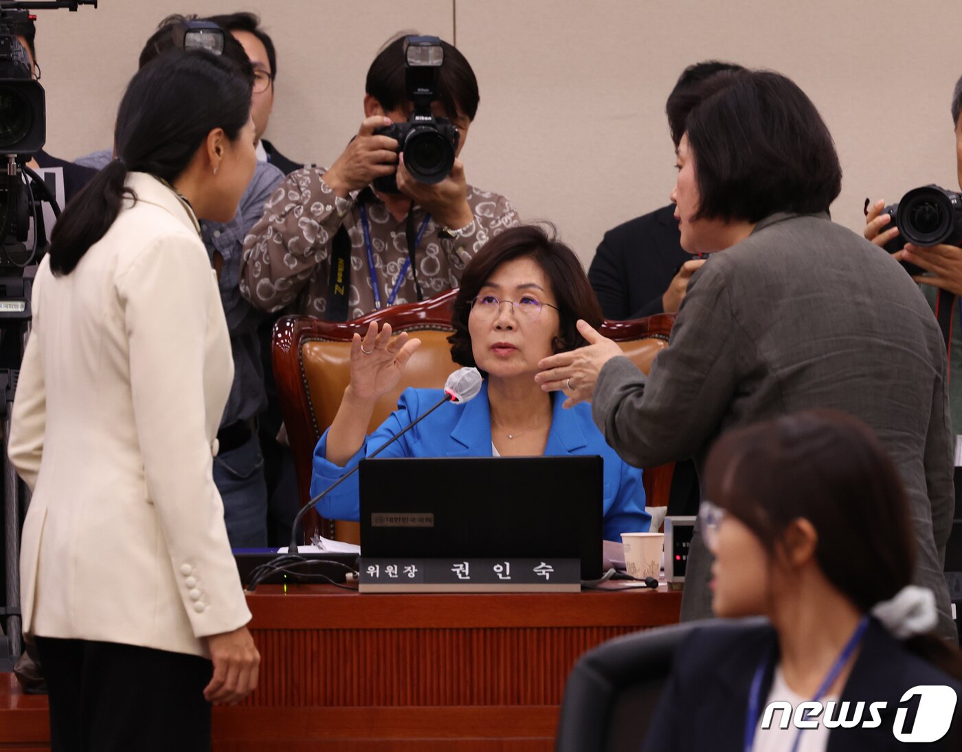 본문 이미지 - 권인숙 국회 여성가족위 위원장과 정경희 국민의힘 간사, 신현영 더불어민주당 간사가 5일 서울 여의도 국회에서 열린 김행 여성가족부 장관 후보자 인사청문회에서 대화를 하고 있다. 2023.10.5/뉴스1 ⓒ News1 송원영 기자