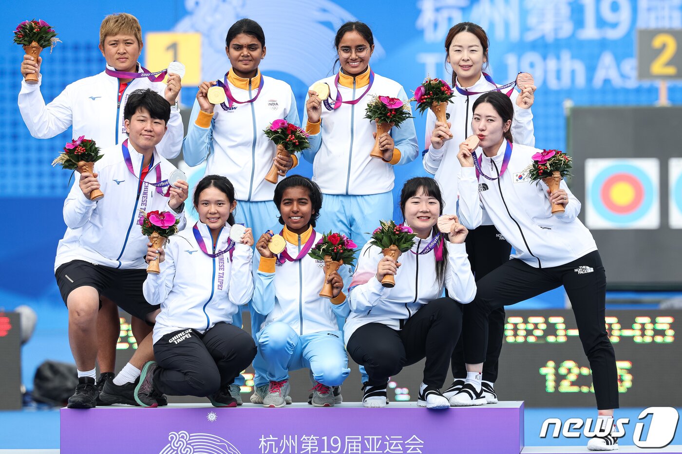 본문 이미지 - 오유현(오른쪽 위부터 시계방향), 소채원, 조수아가 5일 중국 항저우 푸양 인후 스포츠센터 양궁장에서 열린 2022 항저우 아시안게임 양궁 컴파운드 여자 단체전 시상식에서 메달리스트들과 기념 촬영을 하고 있다. 2023.10.5/뉴스1 ⓒ News1 유승관 기자