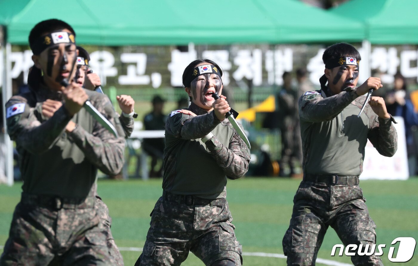본문 이미지 - 5일 오전 경기 용인시 처인구 육군 제55보병사단 사령부 대연병장에서 열린 부대개방행사에서 55사단 장병들이 특공무술 축하공연을 하고 있다. 2023.10.5/뉴스1 ⓒ News1 김영운 기자