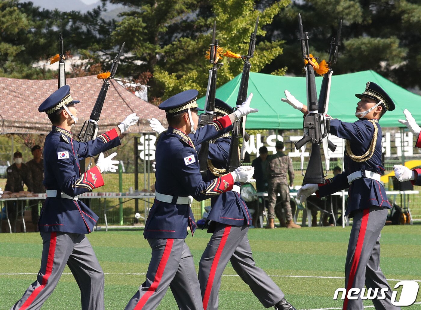 본문 이미지 - 5일 오전 경기 용인시 처인구 육군 제55보병사단 사령부 대연병장에서 열린 부대개방행사에서 지상작전사령부 의장대가 축하공연을 하고 있다. 2023.10.5/뉴스1 ⓒ News1 김영운 기자