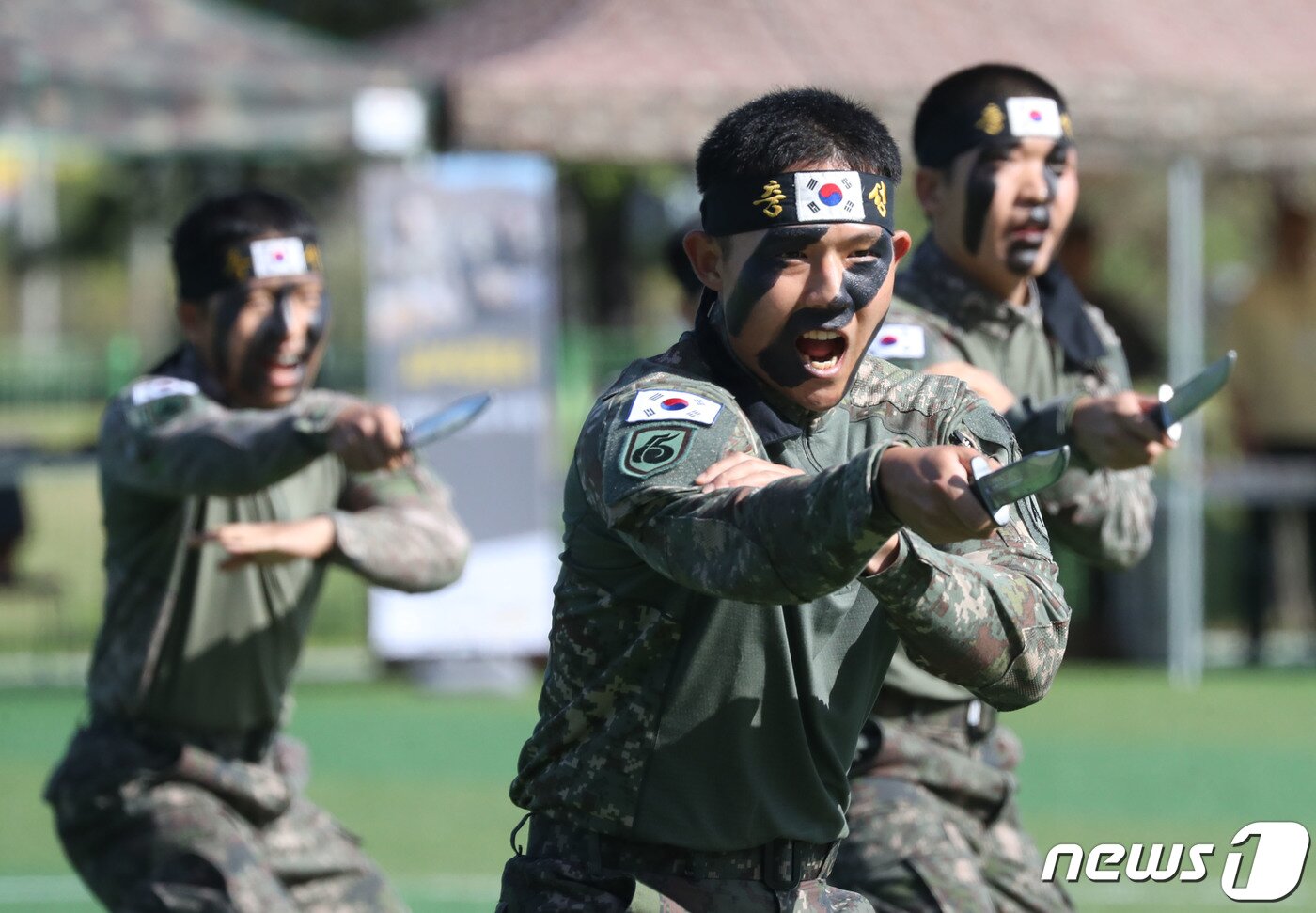 본문 이미지 - 5일 오전 경기 용인시 처인구 육군 제55보병사단 사령부 대연병장에서 열린 부대개방행사에서 55사단 장병들이 특공무술 축하공연을 하고 있다. 2023.10.5/뉴스1 ⓒ News1 김영운 기자