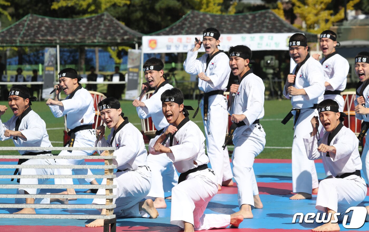 본문 이미지 - 5일 오전 경기 용인시 처인구 육군 제55보병사단 사령부 대연병장에서 열린 부대개방행사에서 1군단 사령부 태권도 시범단이 축하공연을 하고 있다. 2023.10.5/뉴스1 ⓒ News1 김영운 기자